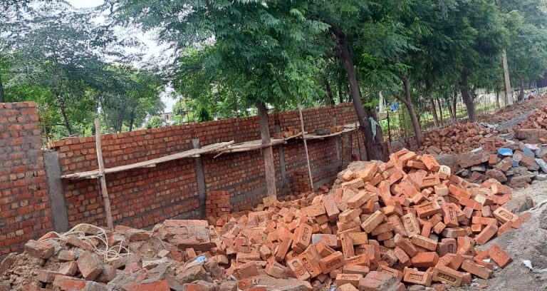सिरसा वीटा मिल्क प्लांट की चारदीवारी निर्माण में घपला!