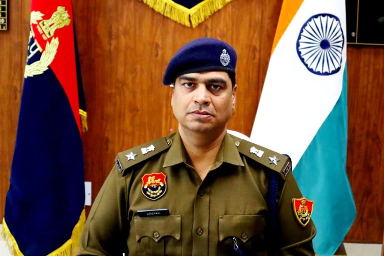 ठण्ड़ व कोहरे के मद्धेनजर सभी थाना प्रभारी वाहनों के आगे-पीछे रिफ्लेक्टर लगना सुनिश्चित करें ताकि सड़क दुर्घटना से बचा जा सके :- एसपी दीपक सहारन ।