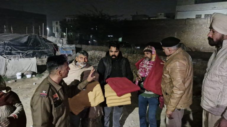 सिरसा पुलिस ने जरूरतमंदों व असहाय लोगों को वितरित किए गर्म कंबल व अन्य राहत सामग्री ।