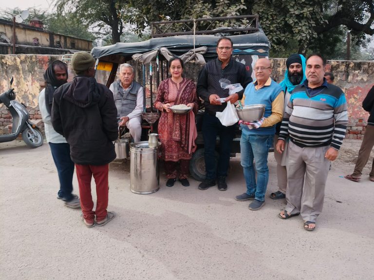 स्वामी अचलानंद गिरि महाराज की स्मृति में रेलवे स्टेशन पर लगाया भंडारा