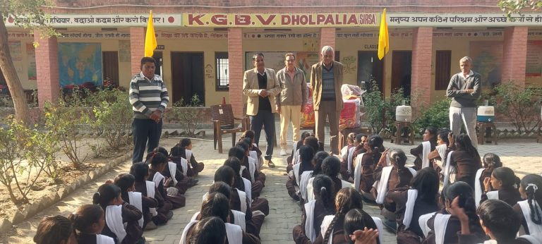 अग्रोहा विकास ट्रस्ट इकाई ने कस्तूरबा गांधी बालिका विद्यालय में भेंट किए गर्म कंबल