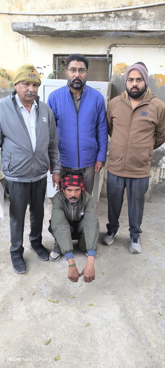 चेक बाउंस मामले में वांछित भगोड़ा काबू ।