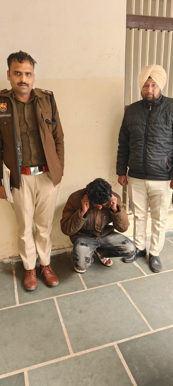 खाजा खेड़ा रोड़ पर स्थित लोहे की फैक्ट्री से स्कूटी व लैपटॉप चोरी की वारदात को अंजाम देने वाला आरोपी काबू । 