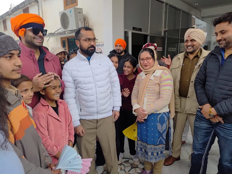खालसा हाई स्कूल पहुंचे मनकीरत औलख, दिया सफलता का मंत्र