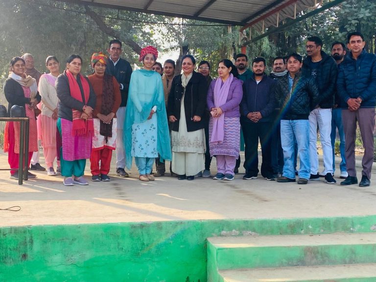 पूर्व छात्रा शर्मिला व कविता का स्कूल प्रबंधन ने किया जोरदार स्वागत