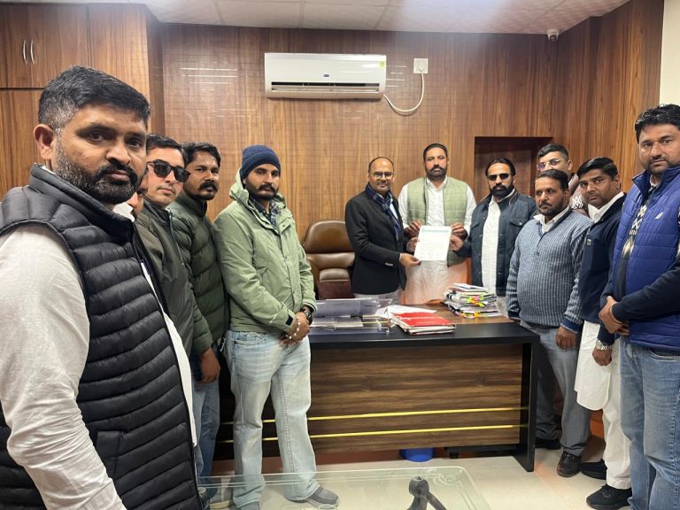 सरपंचों की समस्याओं को लेकर सरपंच एसोसिएशन ने जिला उपायुक्त को सौंपा ज्ञापन