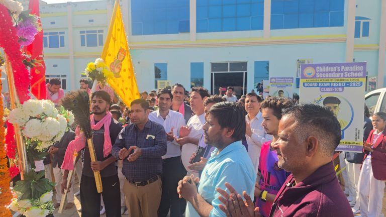 खाटू धाम पैदल जा रहे जत्थे का स्कूल स्टाफ व विद्यार्थियों ने किया स्वागत