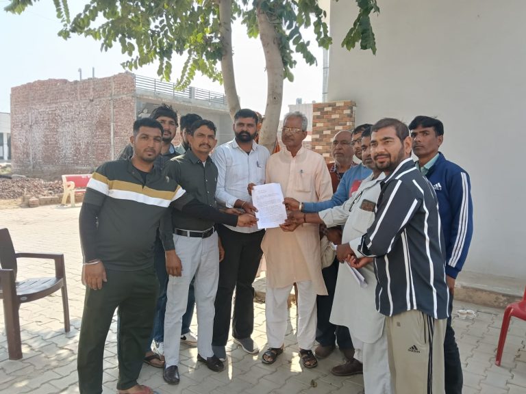 हैफेड में कार्यरत अनुबंधित कर्मचारियों ने भाजपा नेता को सौंपा ज्ञापन