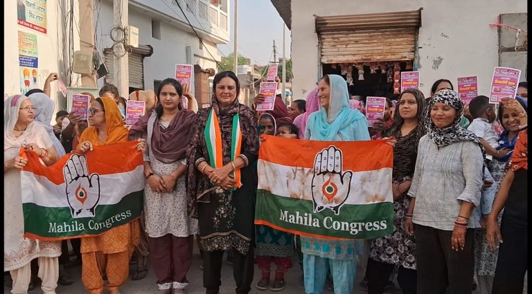 कांग्रेस नेत्री कृष्णा फौगाट के नेतृत्व में 200 महिलाओं में सैनेटरी पैड वितरित