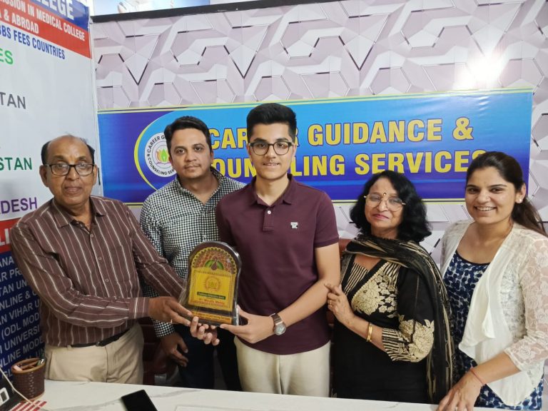 करियर गाइडेंस एंड काउंसलिंग सर्विसेज ने मौलिक मेहता को किया सम्मानित