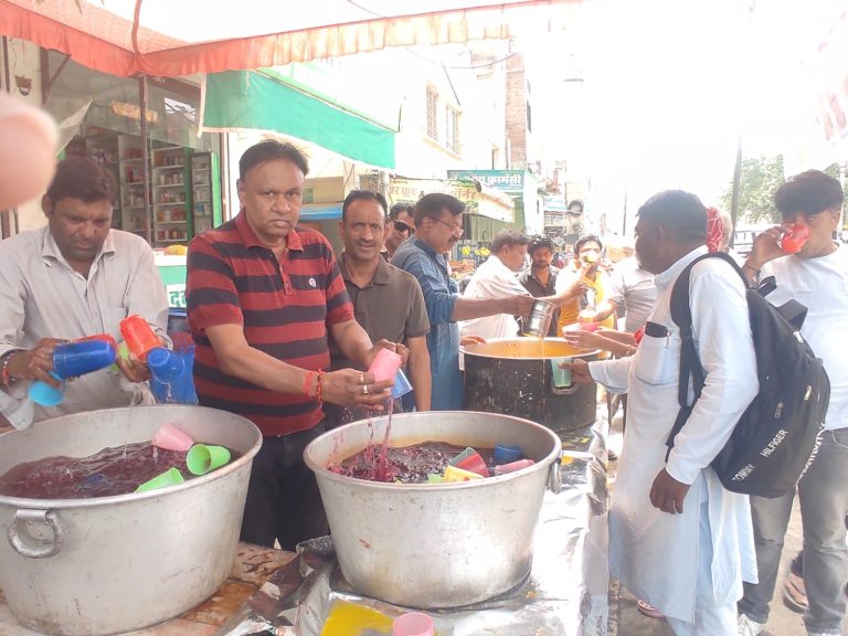 नींबू पानी व शरबत की छबील लगाकर बुझाई राहगीरों की प्यास