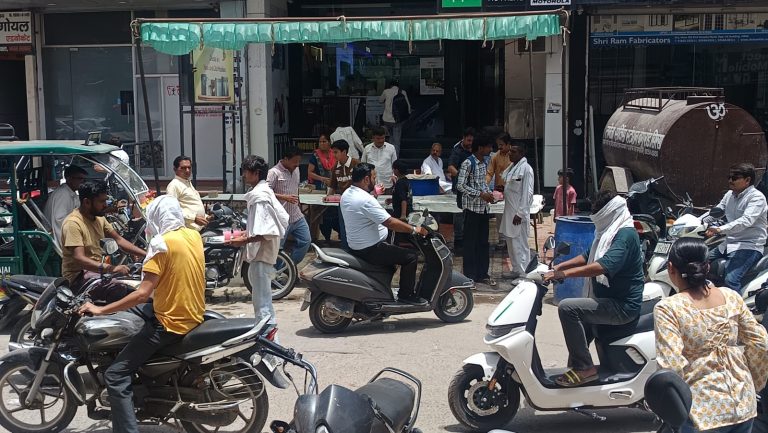 तीन बाणधारी संस्था ने ठंडे-मीठे पानी से बुझाई राहगीरों की प्यास