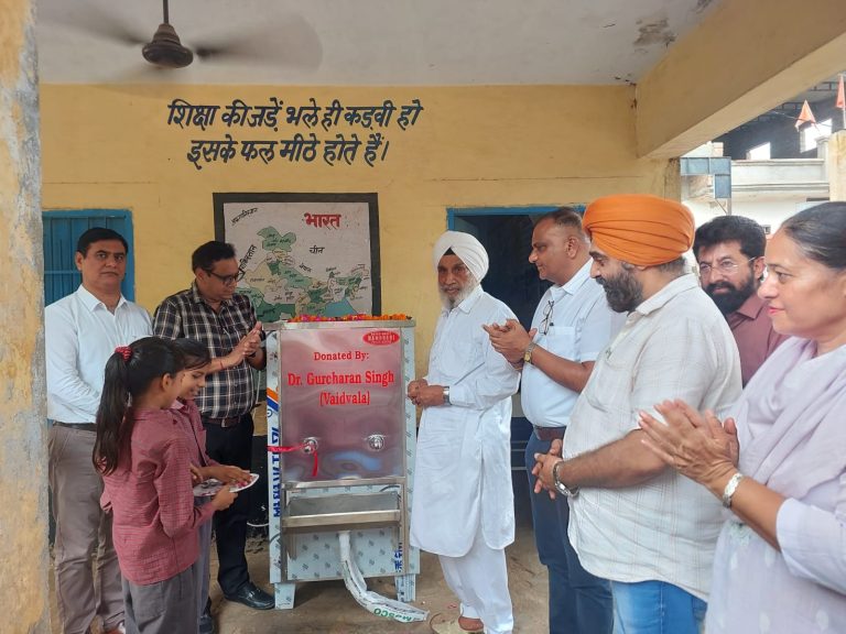 डीईओ ने किया ढाणी प्लांटा स्कूल में वाटर कूलर का शुभारंभ
