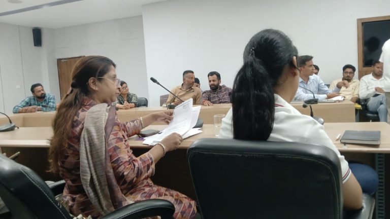 प्रशासनिक अधिकारियों के समक्ष पार्षद मोनिका सर्राफ ने उठाए मुद्दे