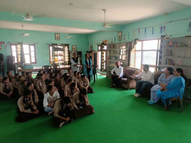 एचपीवी वैक्सीन को लेकर छात्राओं एवं अभिभावकों को किया जागरूक