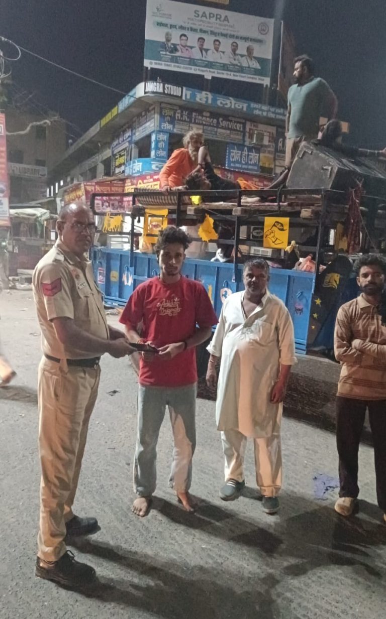 ईएचसी गुलाब सिंह की ईमानदारी और सतर्कता की मिसाल: हिसार पुलिस ने खोया हुआ मोबाइल, असली मालिक को सौंपा