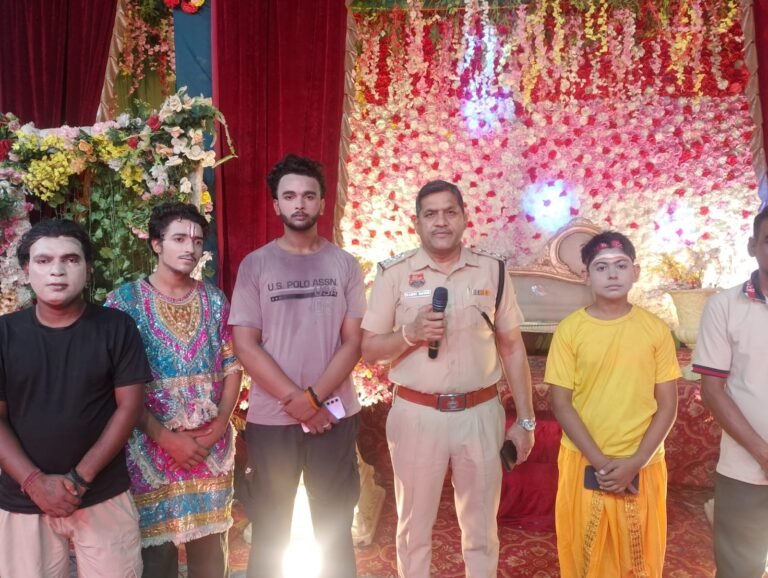 रामलीला मंच से सिविल लाइन थाना प्रभारी ने दिया नशे और साइबर ठगी से बचने का संदेश ।