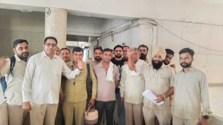 चालक-परिचालक से मारपीट को लेकर महाप्रबंधक को सांझा मोर्चा ने दी शिकायत